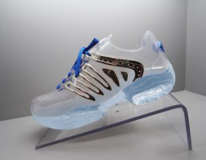 Chaussure semelle bleue en prototypage rapide, grâce à nos Fiches Matières pour impression 3D vous avez toutes les informations pour réaliser votre prototypage